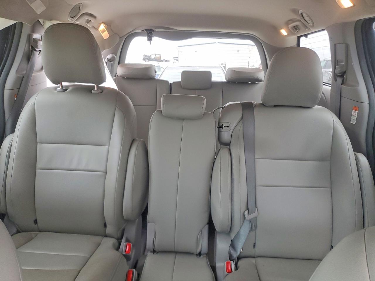 2017 TOYOTA SIENNA LE photo 10