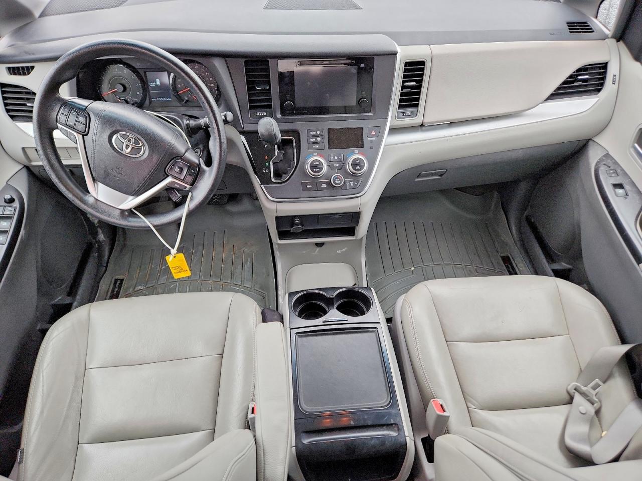 2017 TOYOTA SIENNA LE photo 8