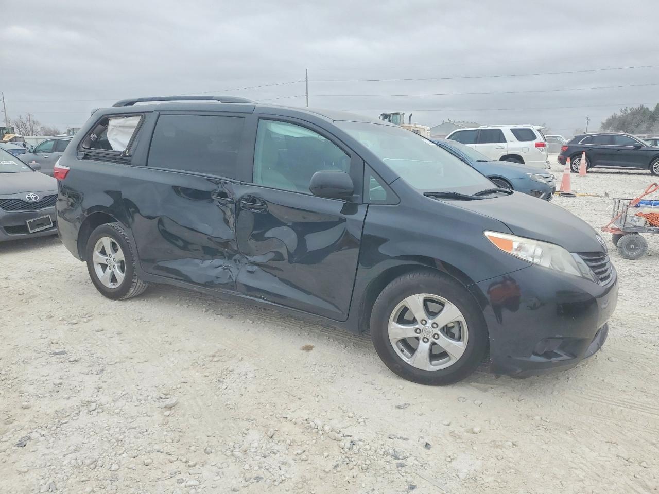 2017 TOYOTA SIENNA LE photo 4