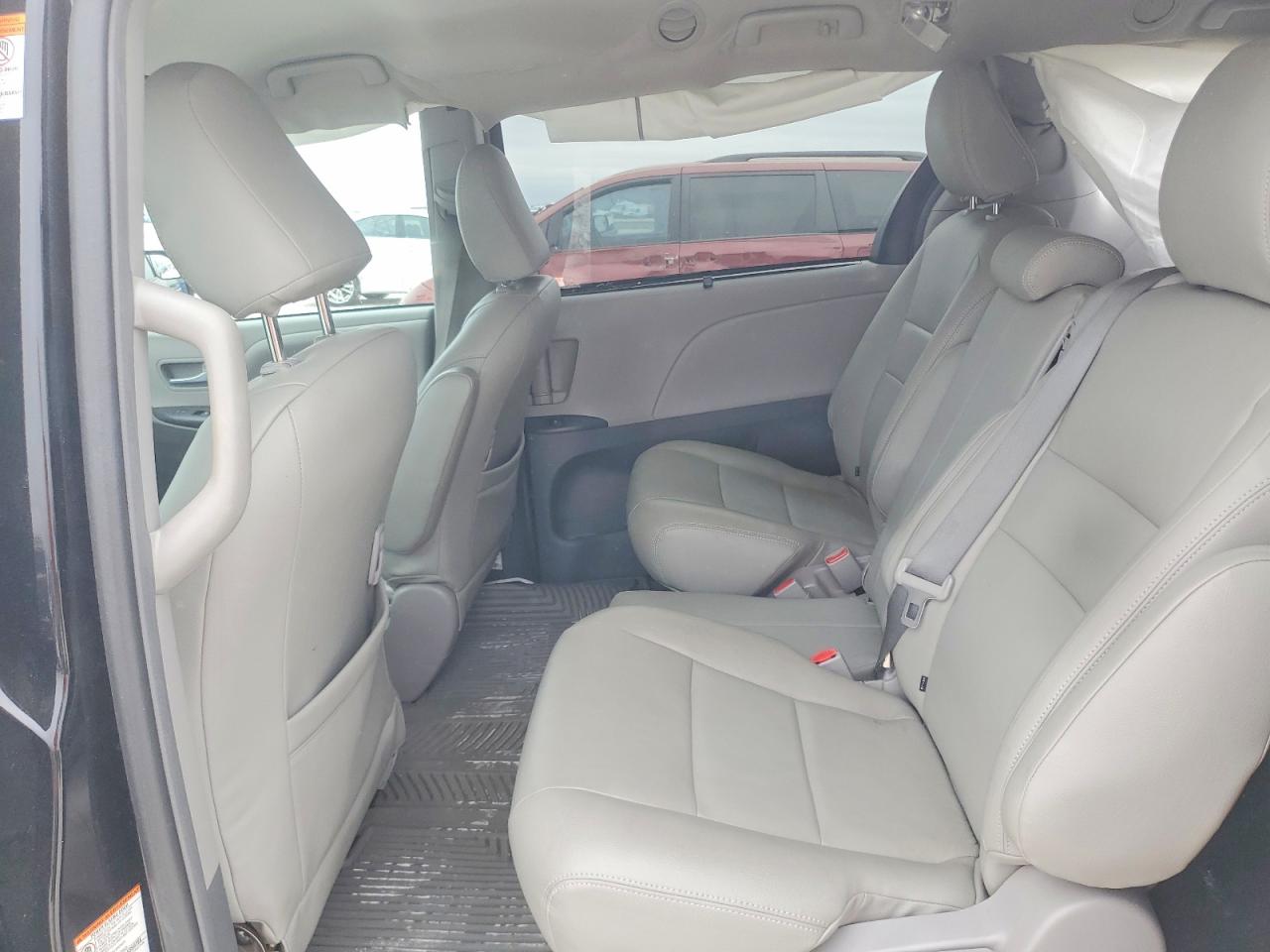 2017 TOYOTA SIENNA LE photo 11
