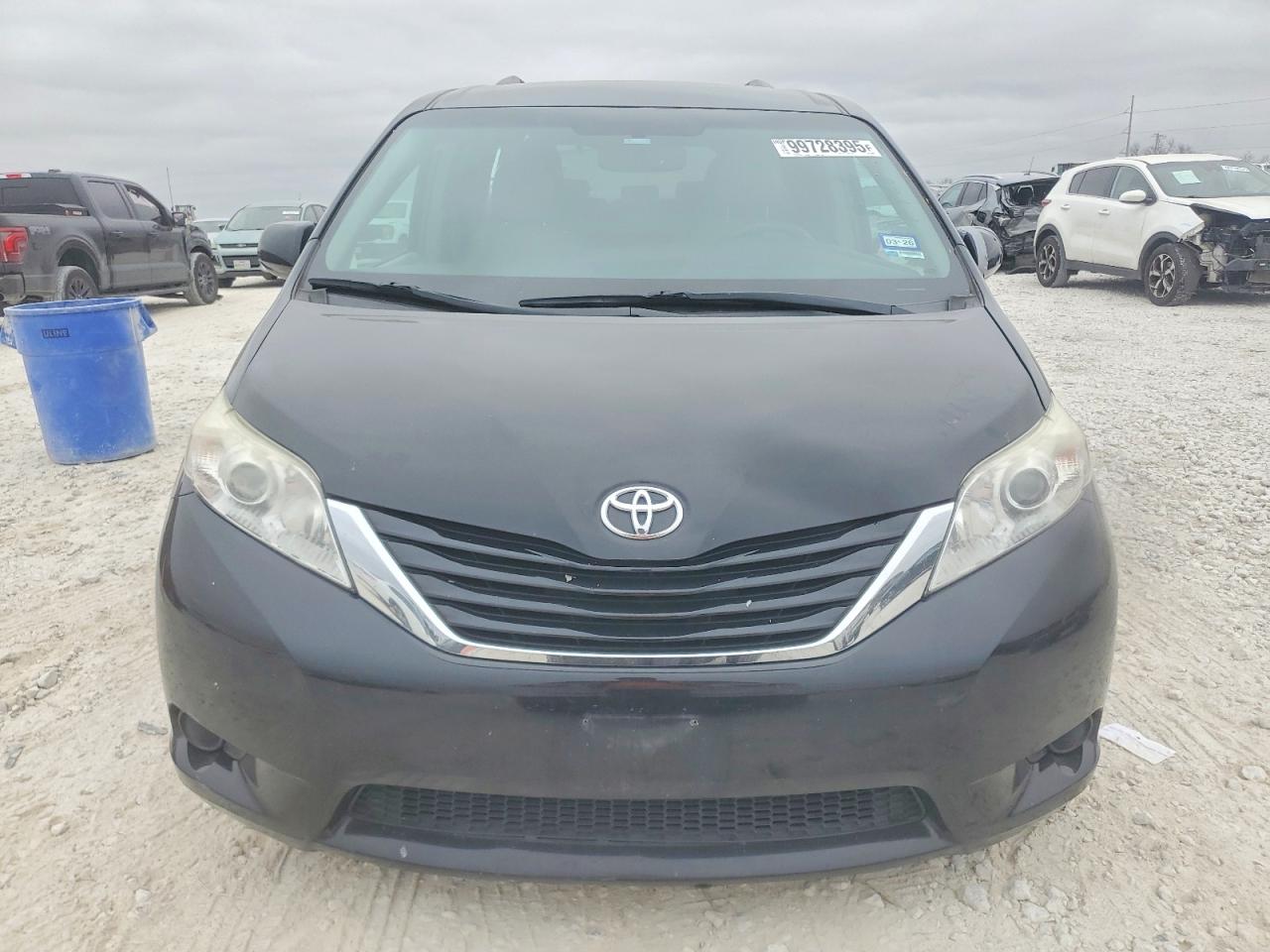 2017 TOYOTA SIENNA LE photo 5