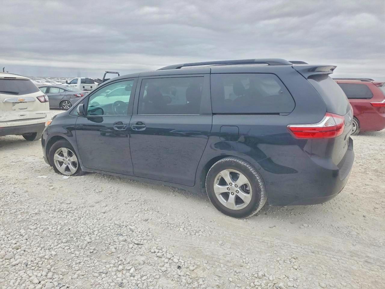 2017 TOYOTA SIENNA LE photo 2