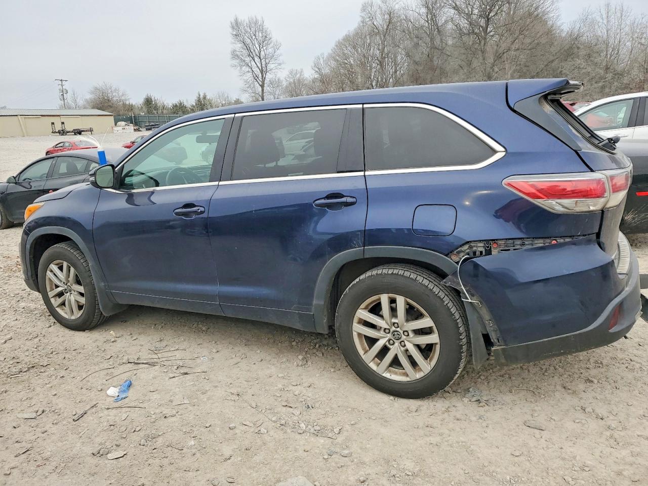 2016 TOYOTA HIGHLANDER LE photo 2
