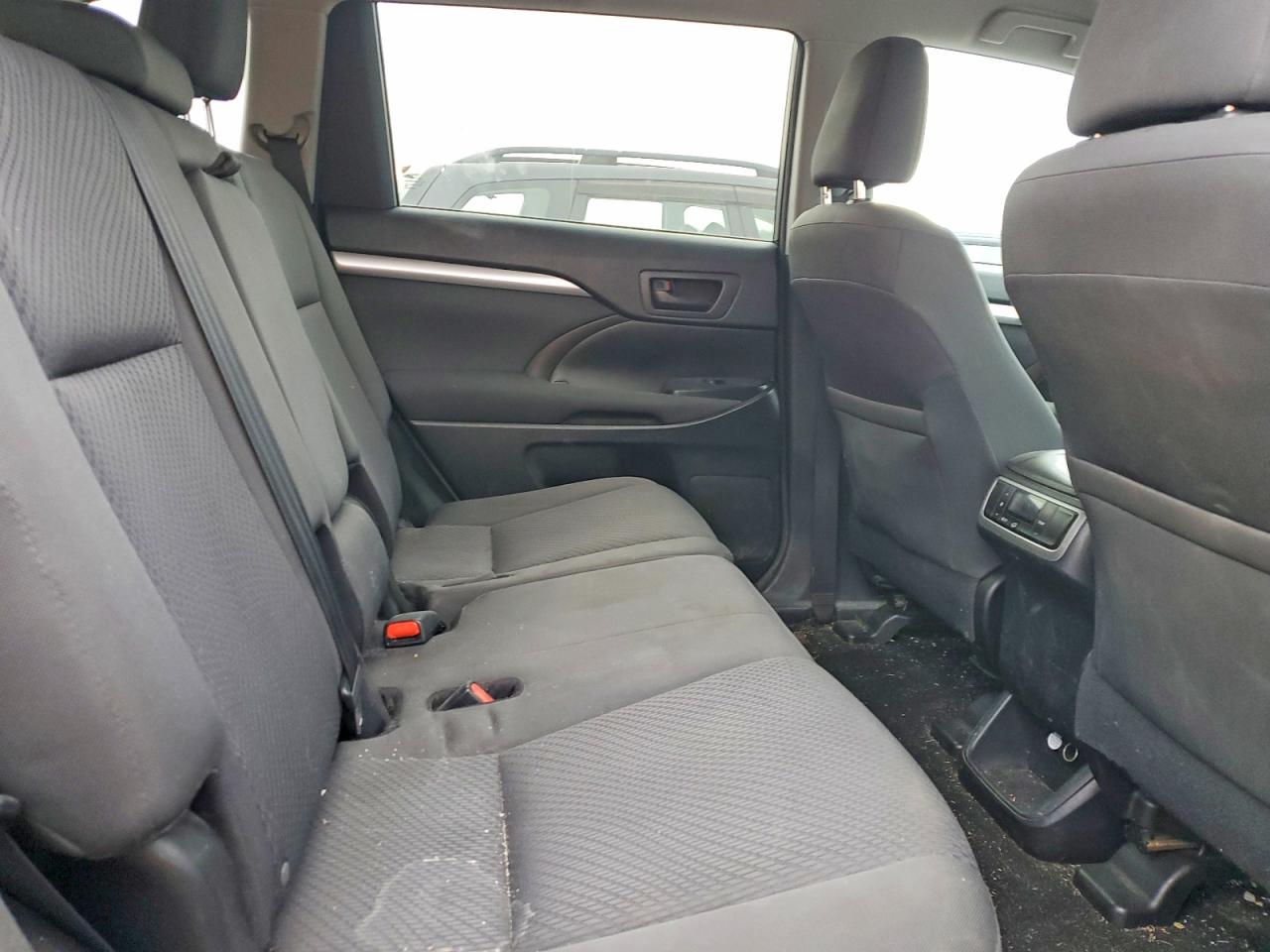 2016 TOYOTA HIGHLANDER LE photo 11