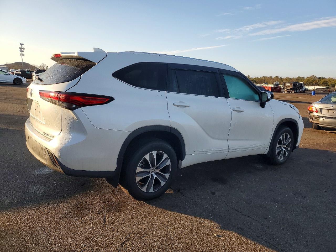 2021 TOYOTA HIGHLANDER XLE photo 3