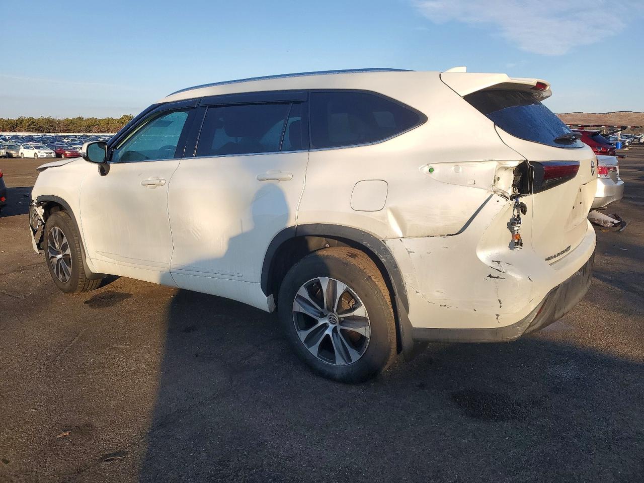 2021 TOYOTA HIGHLANDER XLE photo 2
