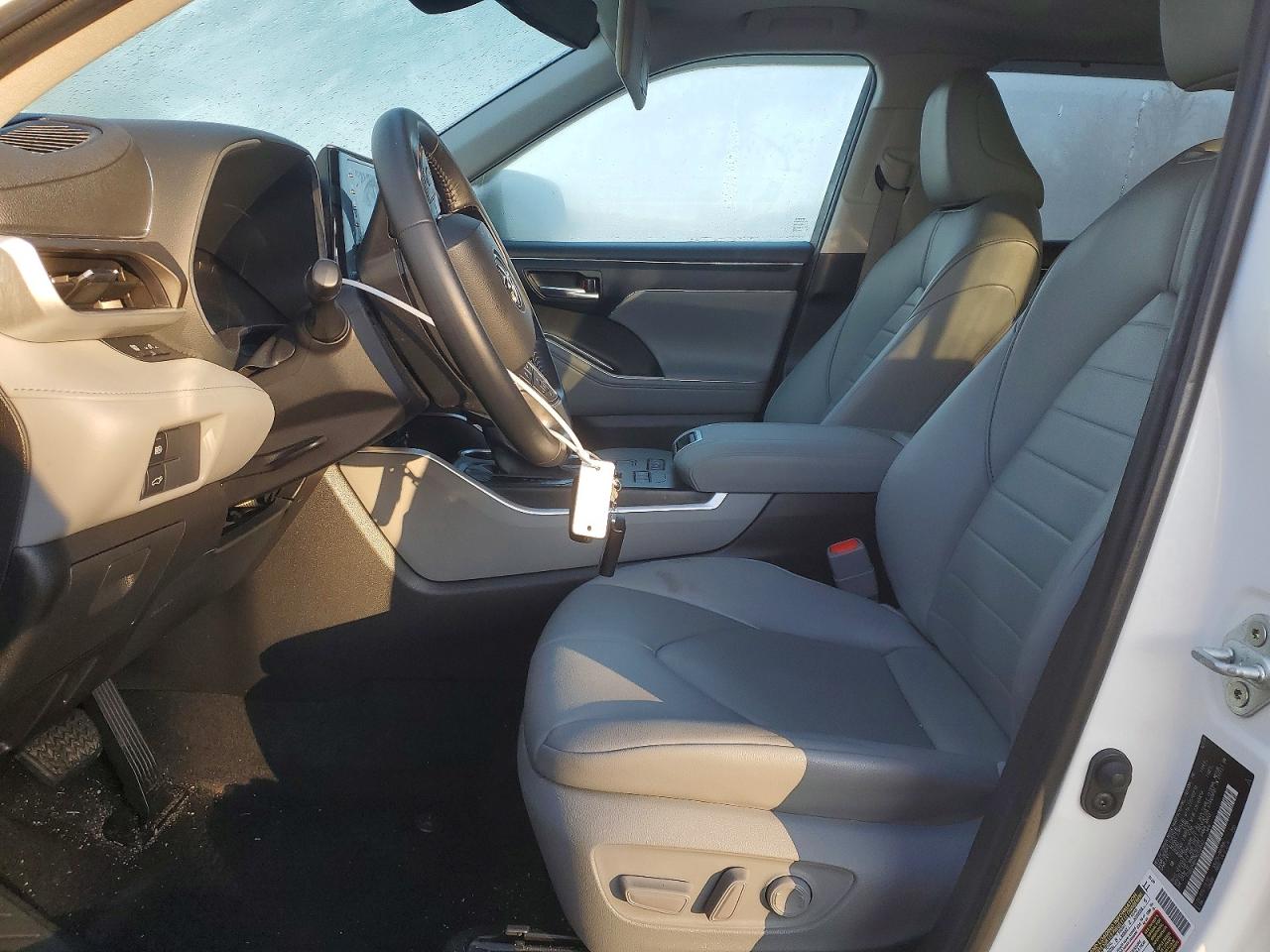 2021 TOYOTA HIGHLANDER XLE photo 7