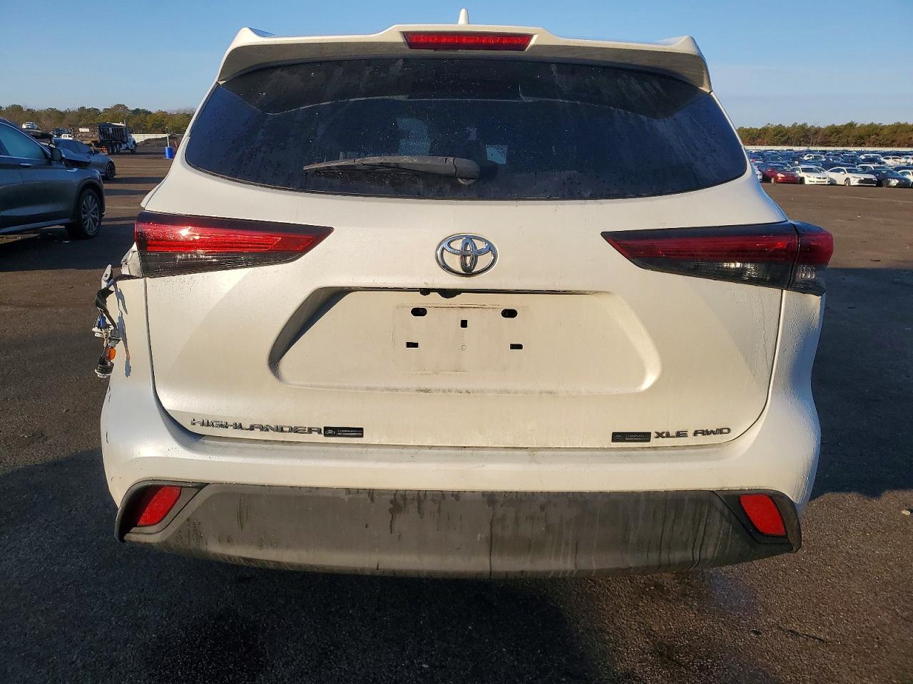 2021 TOYOTA HIGHLANDER XLE photo 6