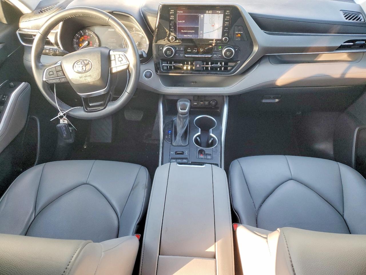 2021 TOYOTA HIGHLANDER XLE photo 8
