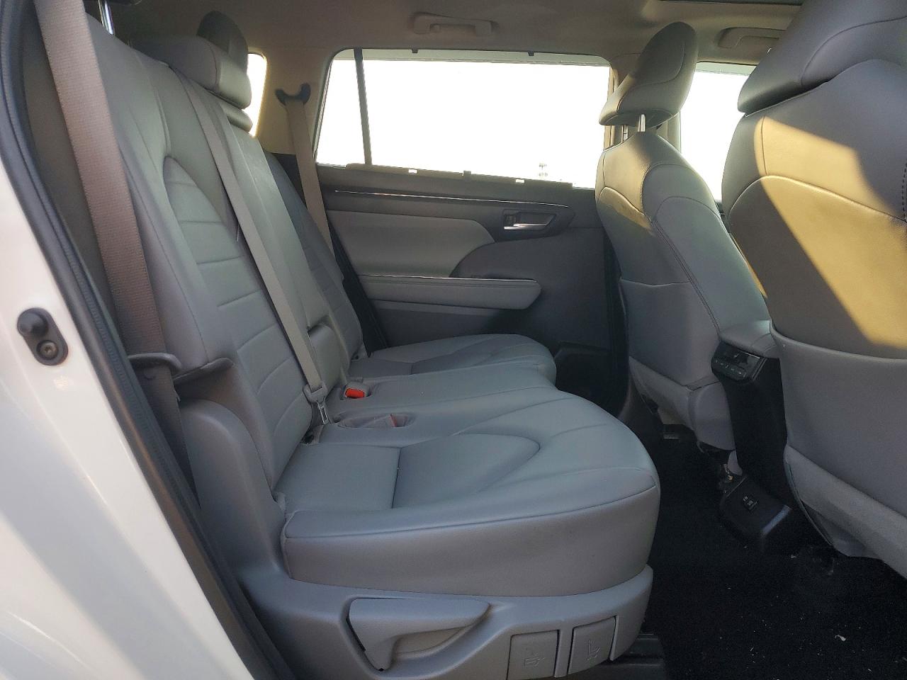2021 TOYOTA HIGHLANDER XLE photo 11