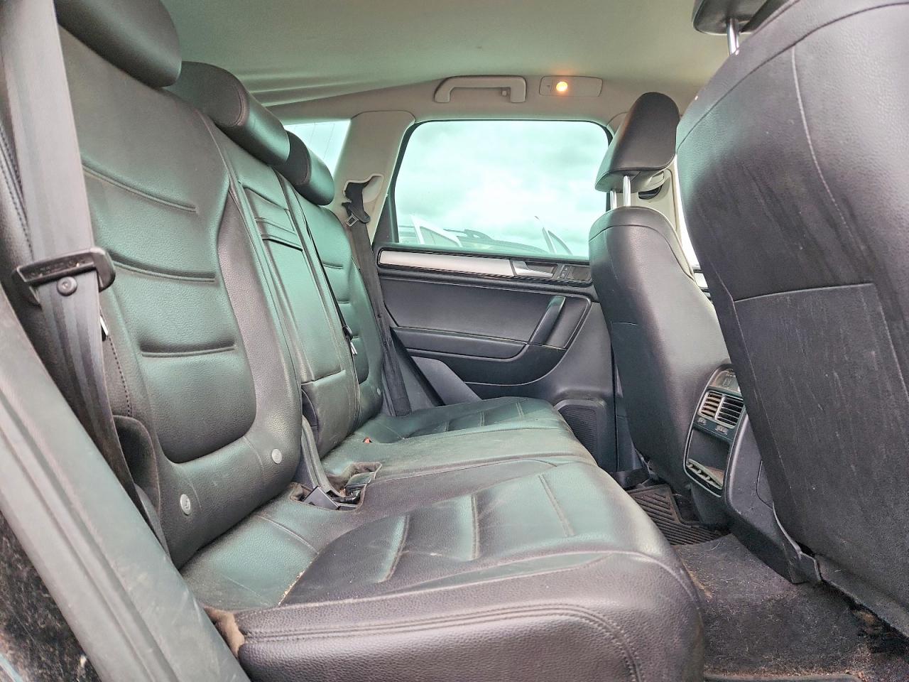 2011 VOLKSWAGEN TOUAREG V6 photo 11