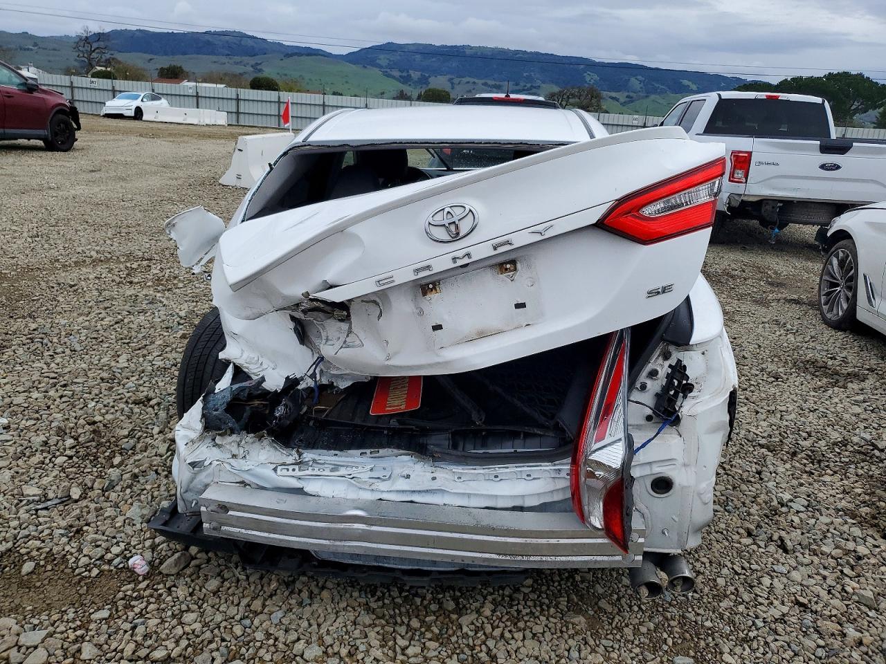 2018 TOYOTA CAMRY L photo 6