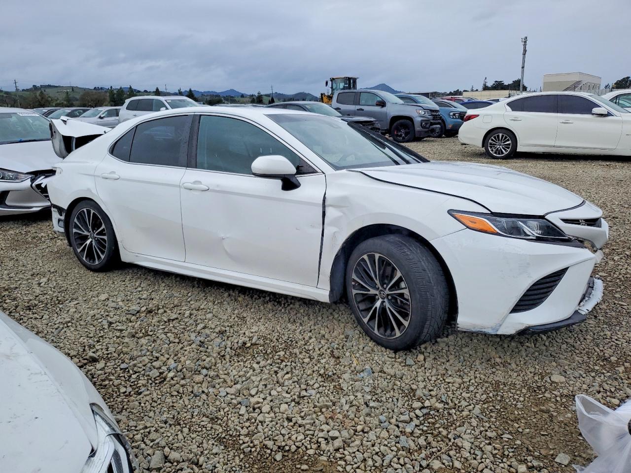 2018 TOYOTA CAMRY L photo 4