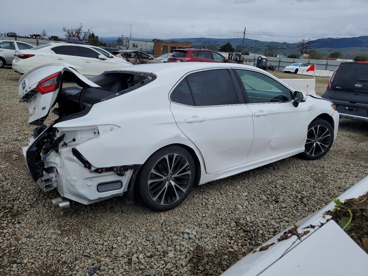 2018 TOYOTA CAMRY L photo 3