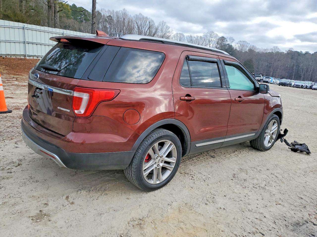 2016 FORD EXPLORER XLT photo 3
