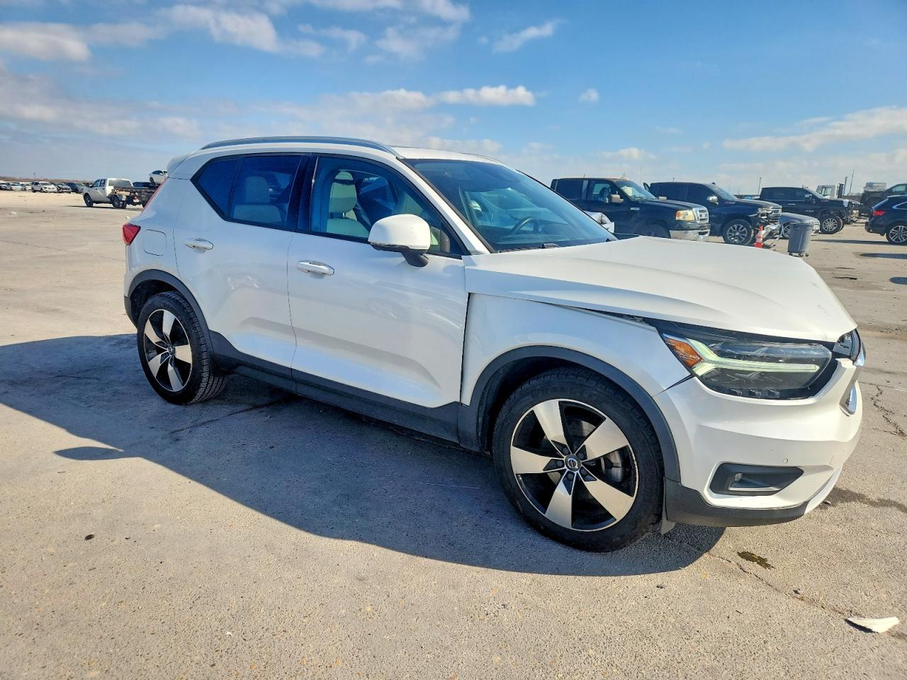 2021 VOLVO XC40 photo 4