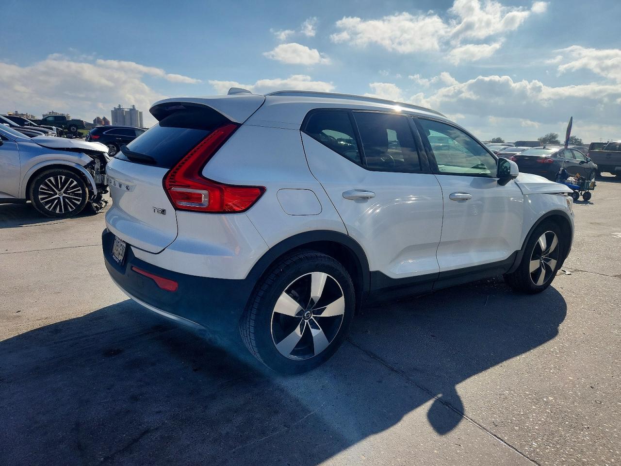 2021 VOLVO XC40 photo 3