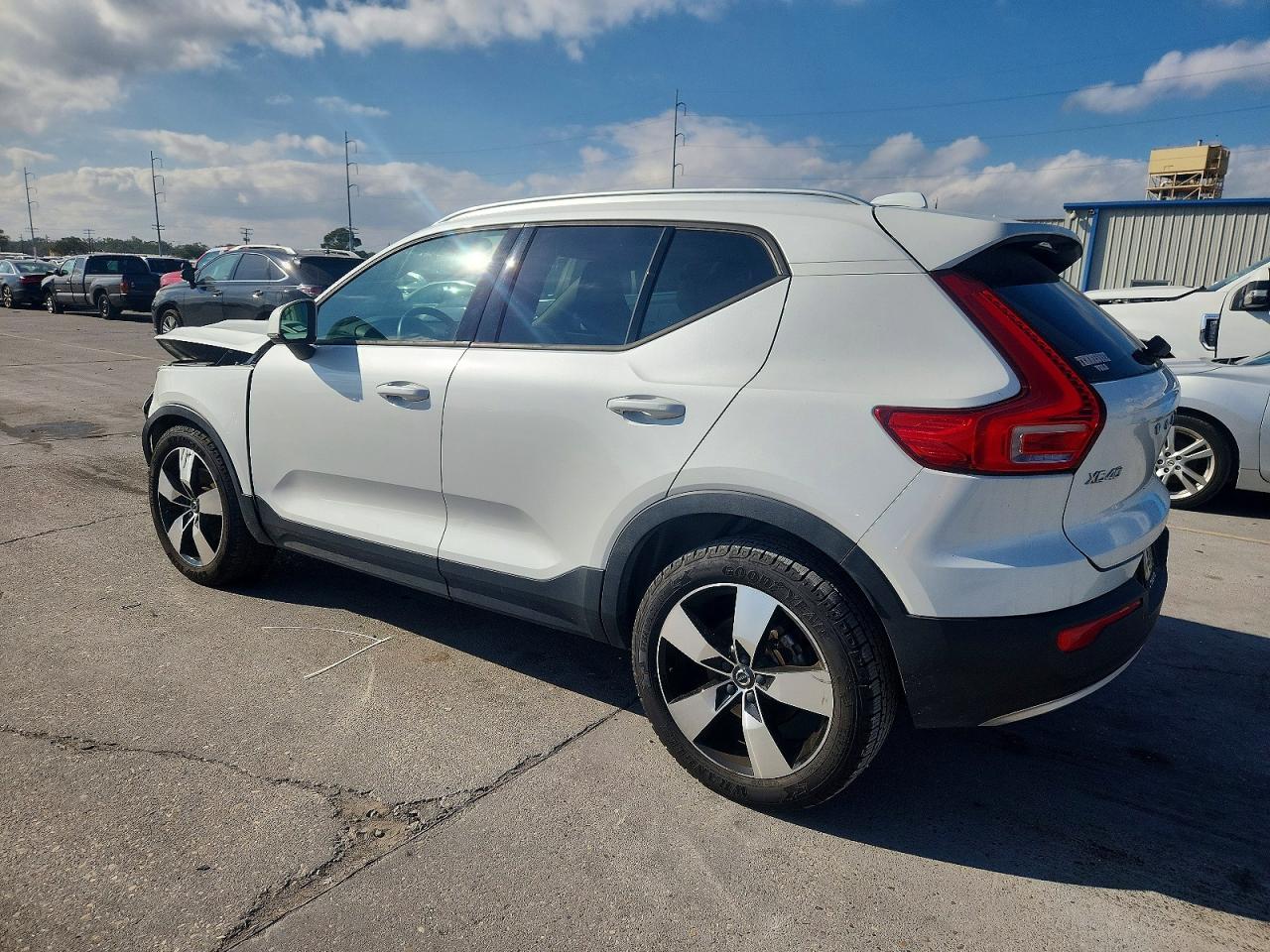 2021 VOLVO XC40 photo 2