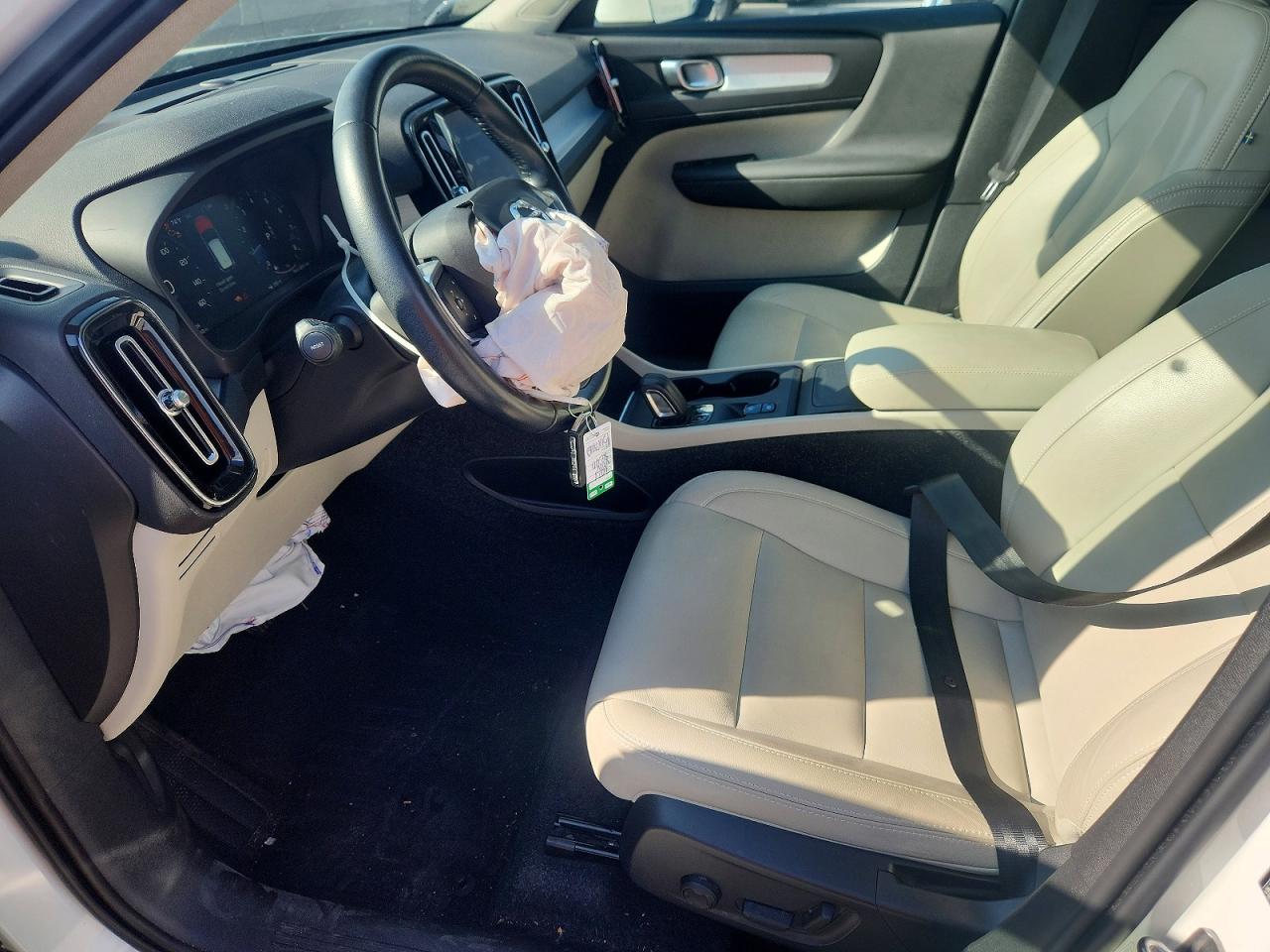 2021 VOLVO XC40 photo 7