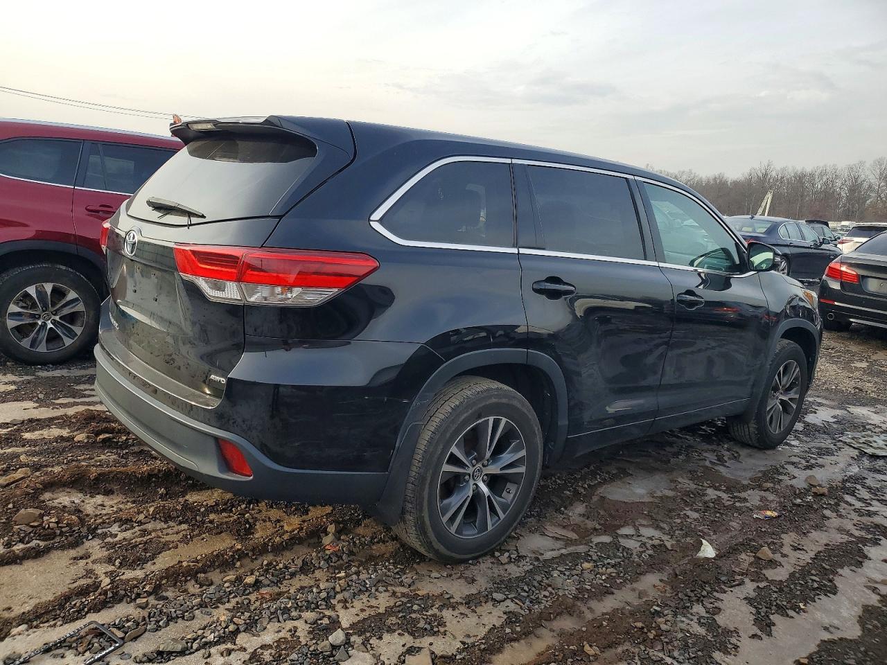 2018 TOYOTA HIGHLANDER LE photo 3