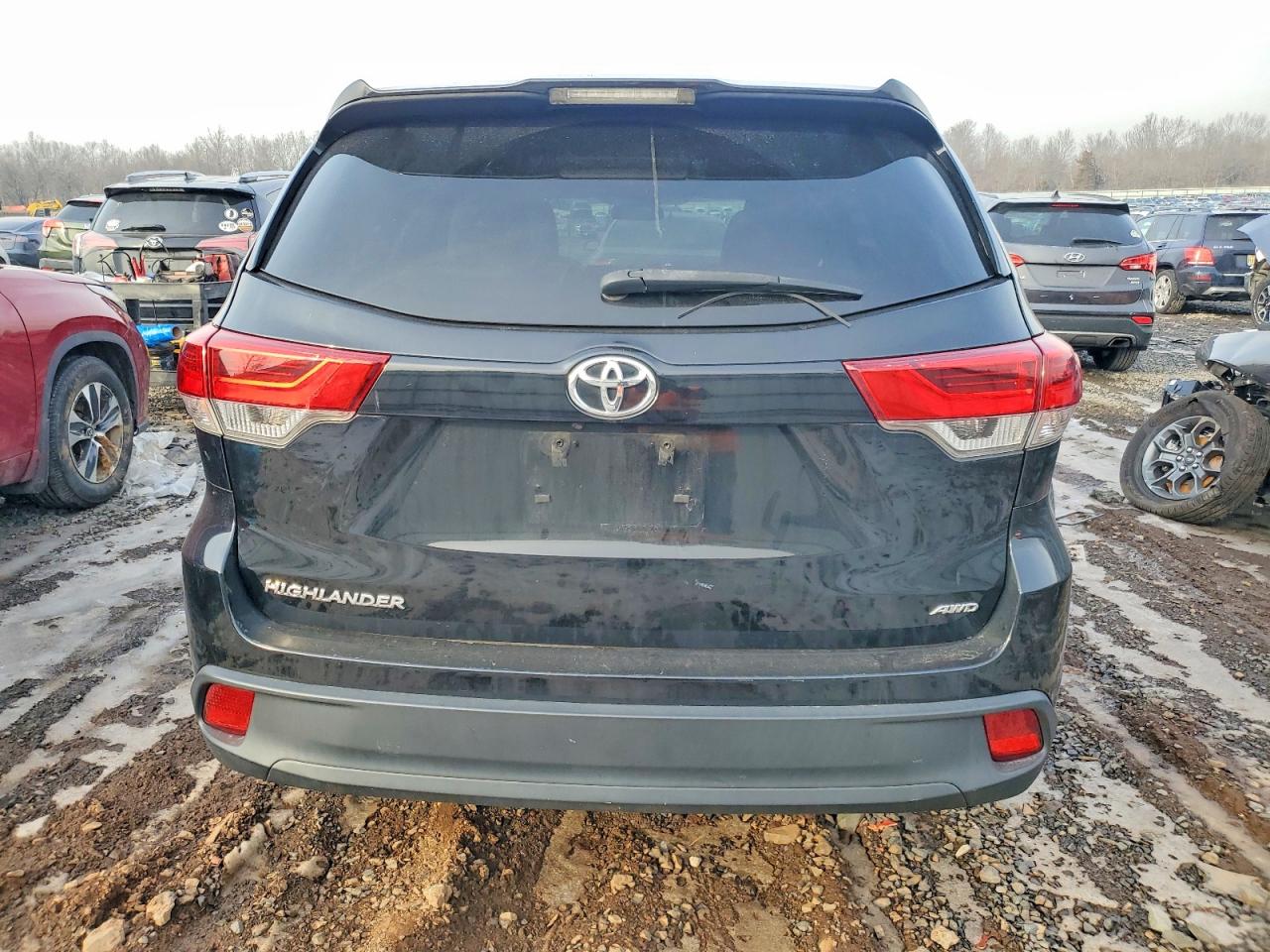 2018 TOYOTA HIGHLANDER LE photo 6