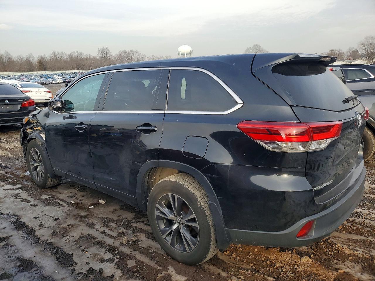 2018 TOYOTA HIGHLANDER LE photo 2