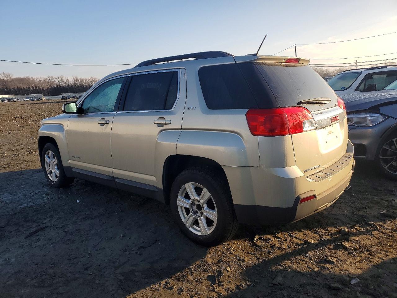 2015 GMC TERRAIN SLT photo 2