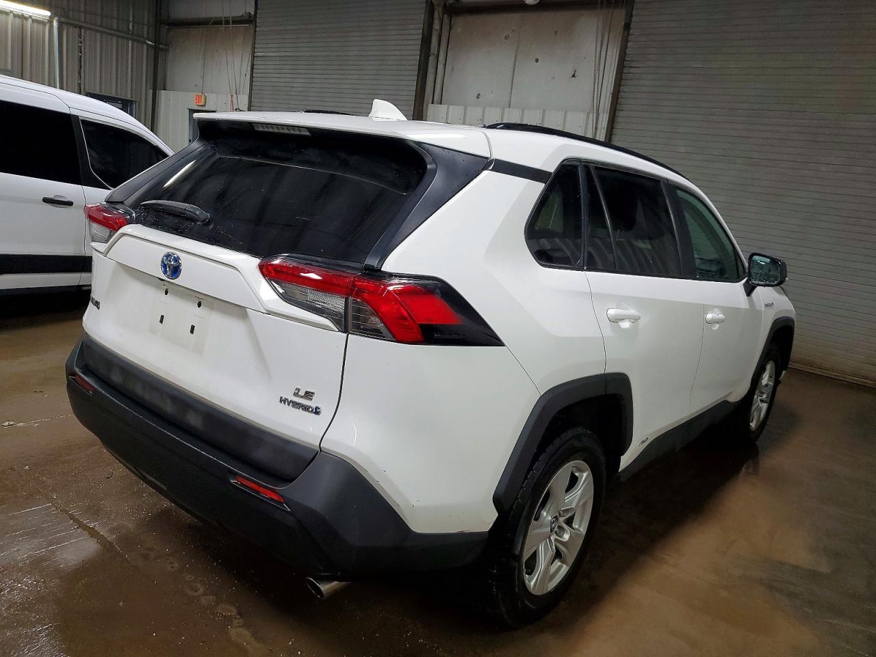 2019 TOYOTA RAV4 LE photo 3