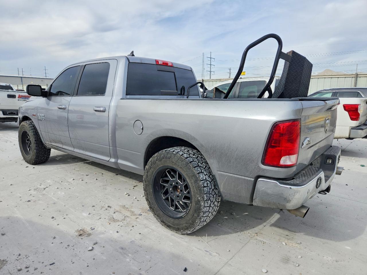 2019 RAM 1500 CLASSIC SLT photo 2