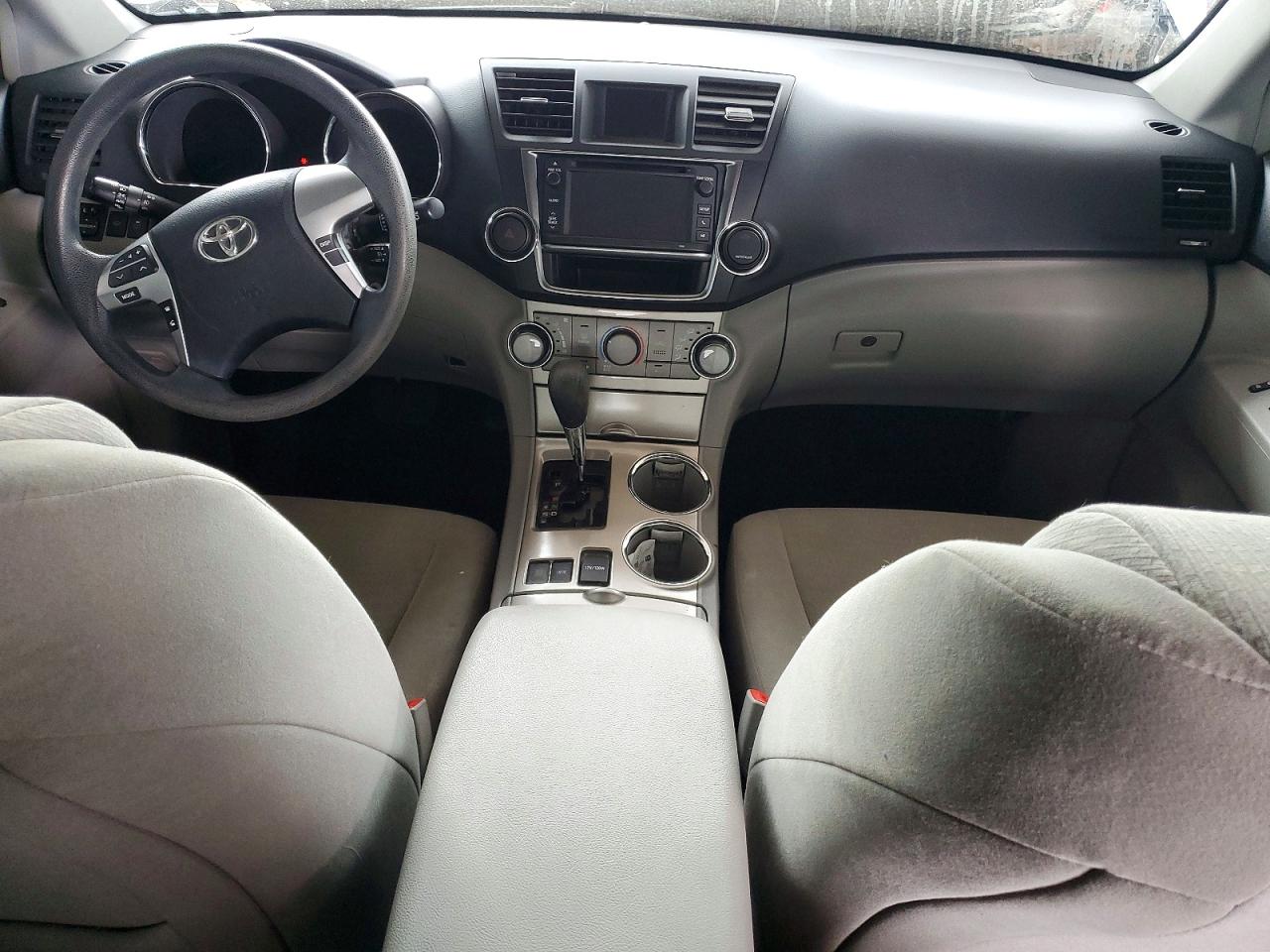2013 TOYOTA HIGHLANDER BASE photo 8