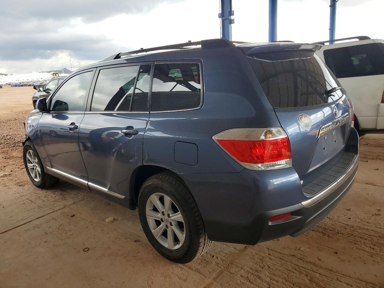 2013 TOYOTA HIGHLANDER BASE photo 2