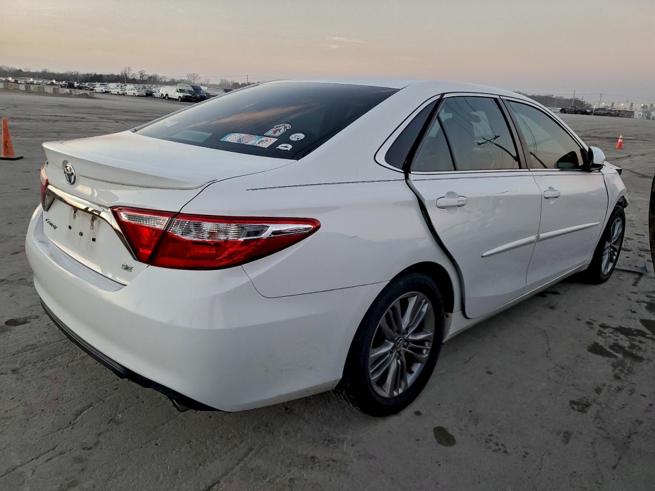 2015 TOYOTA CAMRY LE photo 3
