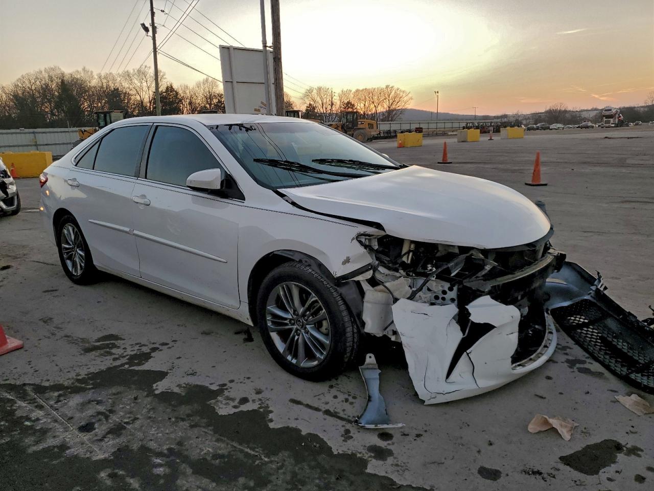 2015 TOYOTA CAMRY LE photo 4