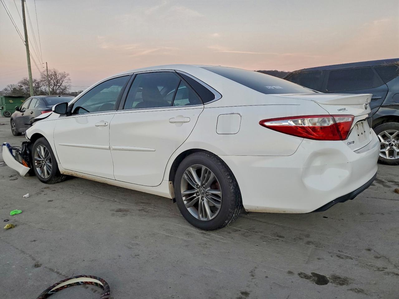 2015 TOYOTA CAMRY LE photo 2