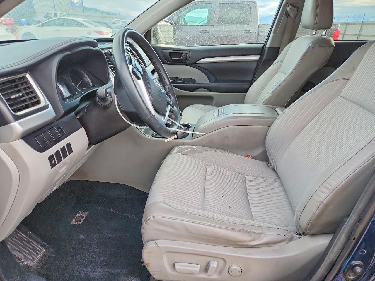 2016 TOYOTA HIGHLANDER LE photo 19