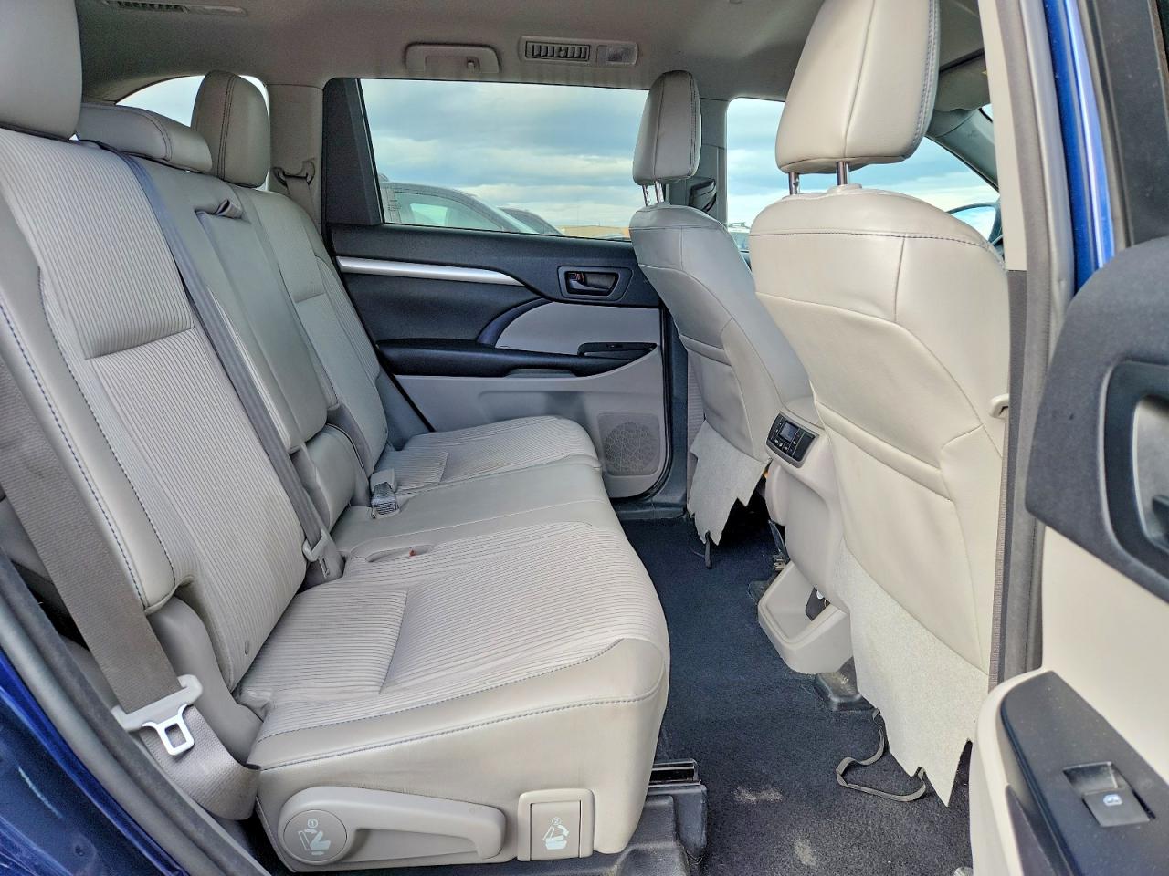 2016 TOYOTA HIGHLANDER LE photo 28