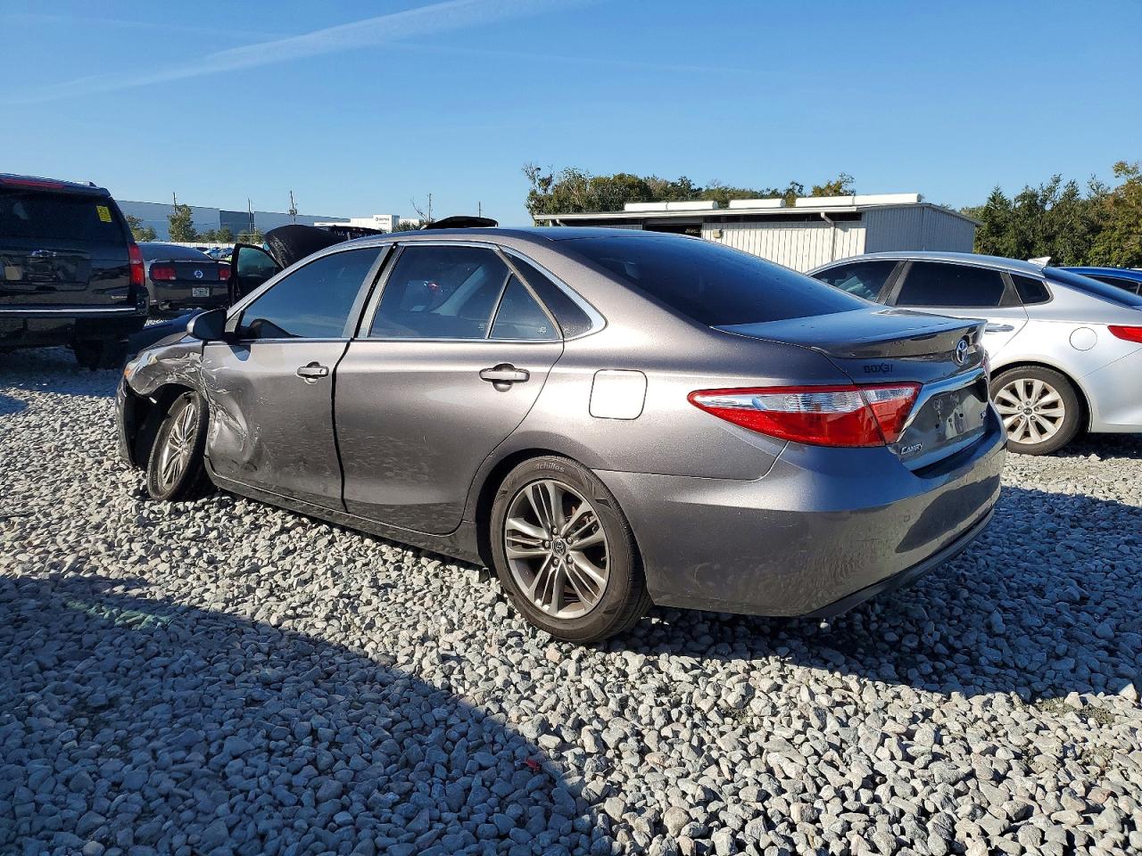 2017 TOYOTA CAMRY LE photo 2