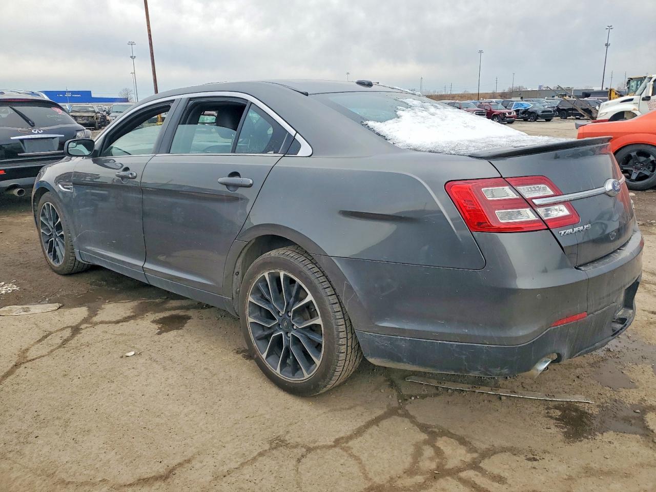 2018 FORD TAURUS SEL photo 2