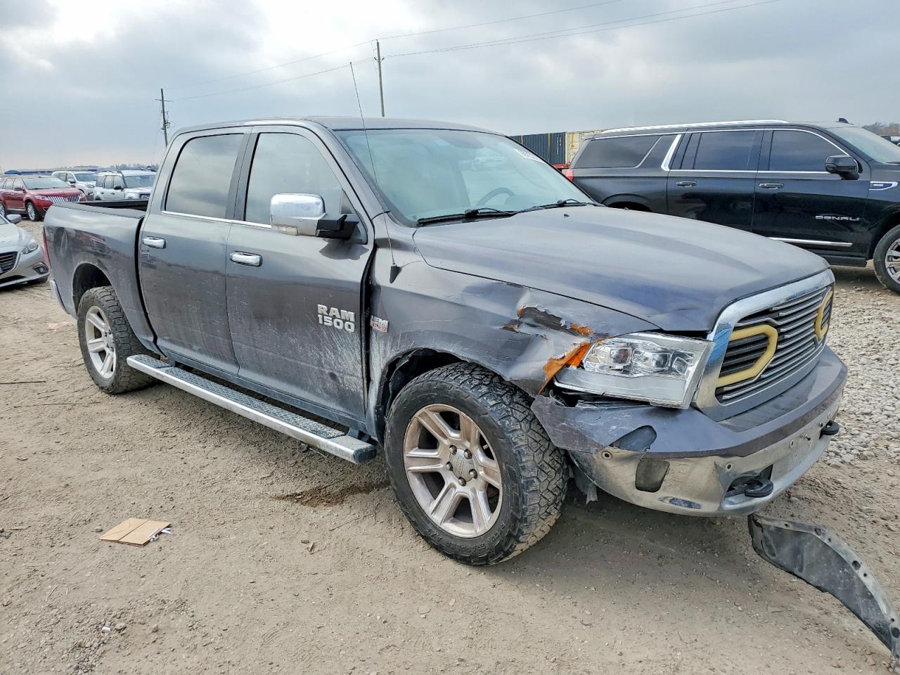 2017 RAM 1500 SLT photo 4
