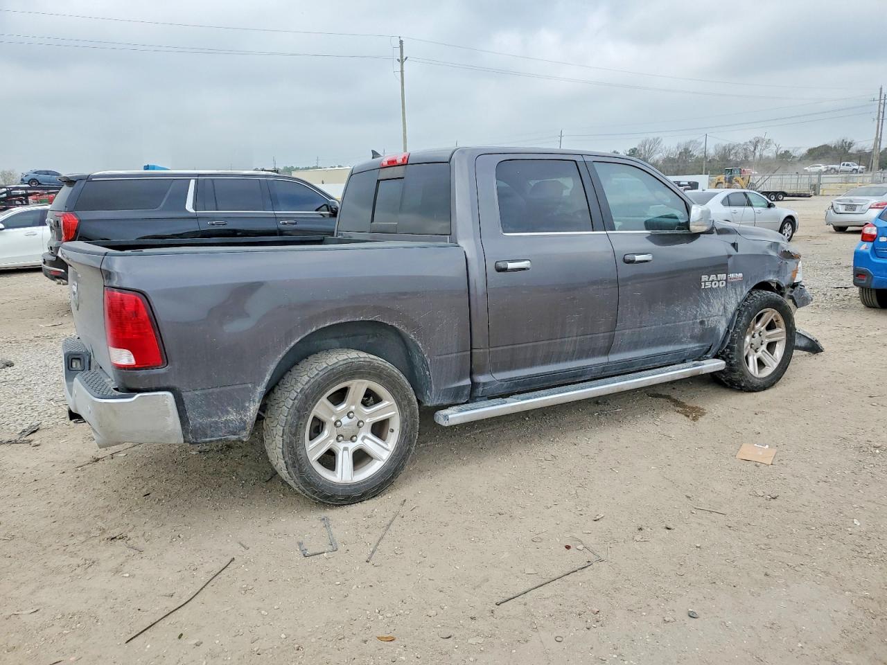2017 RAM 1500 SLT photo 3