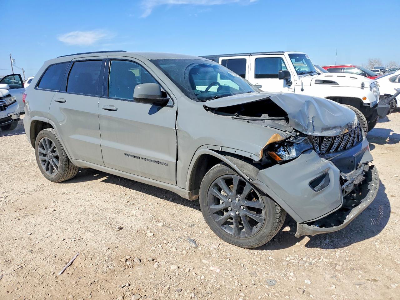 2020 JEEP GRAND CHEROKEE LAREDO photo 4