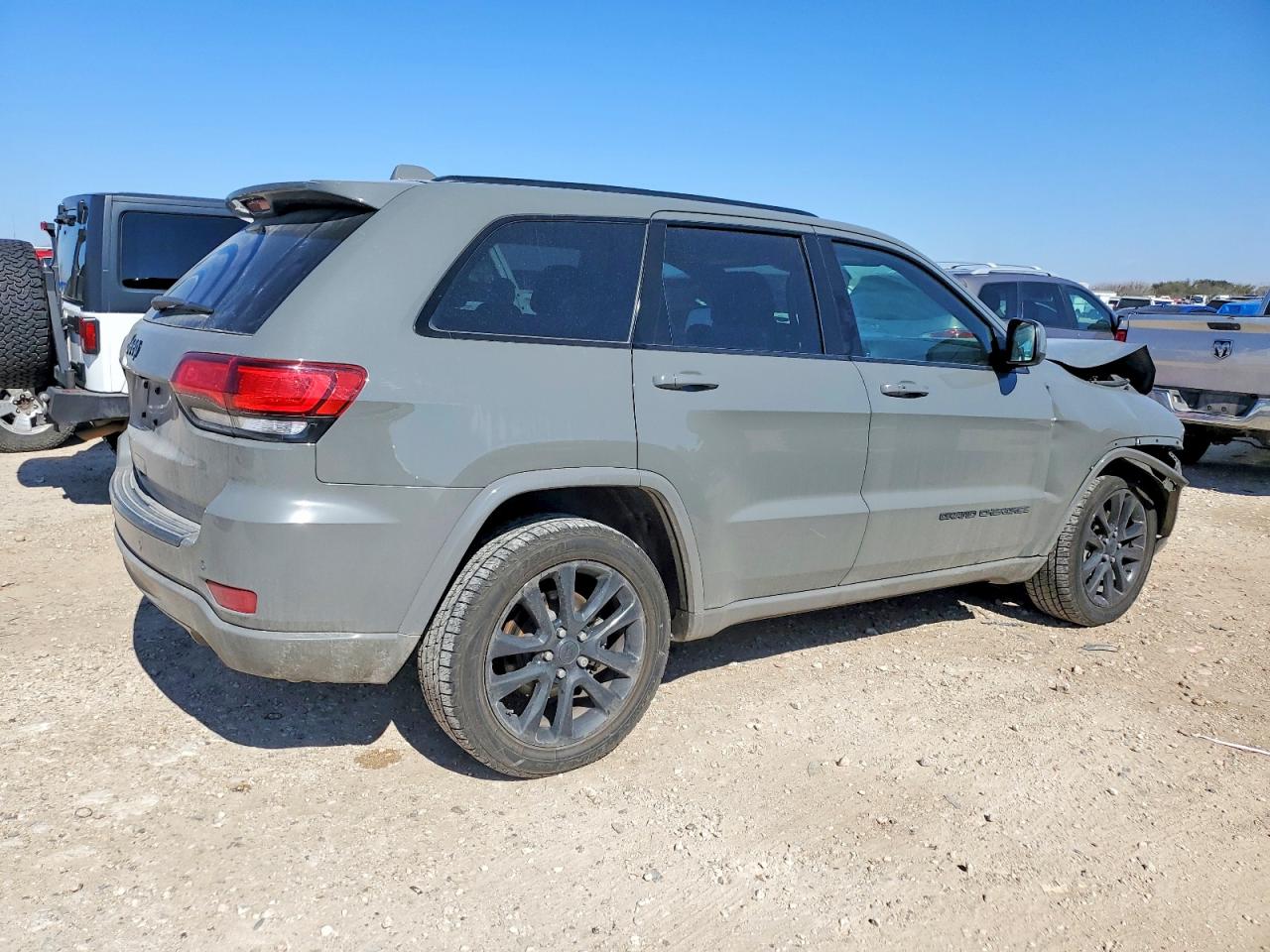 2020 JEEP GRAND CHEROKEE LAREDO photo 3
