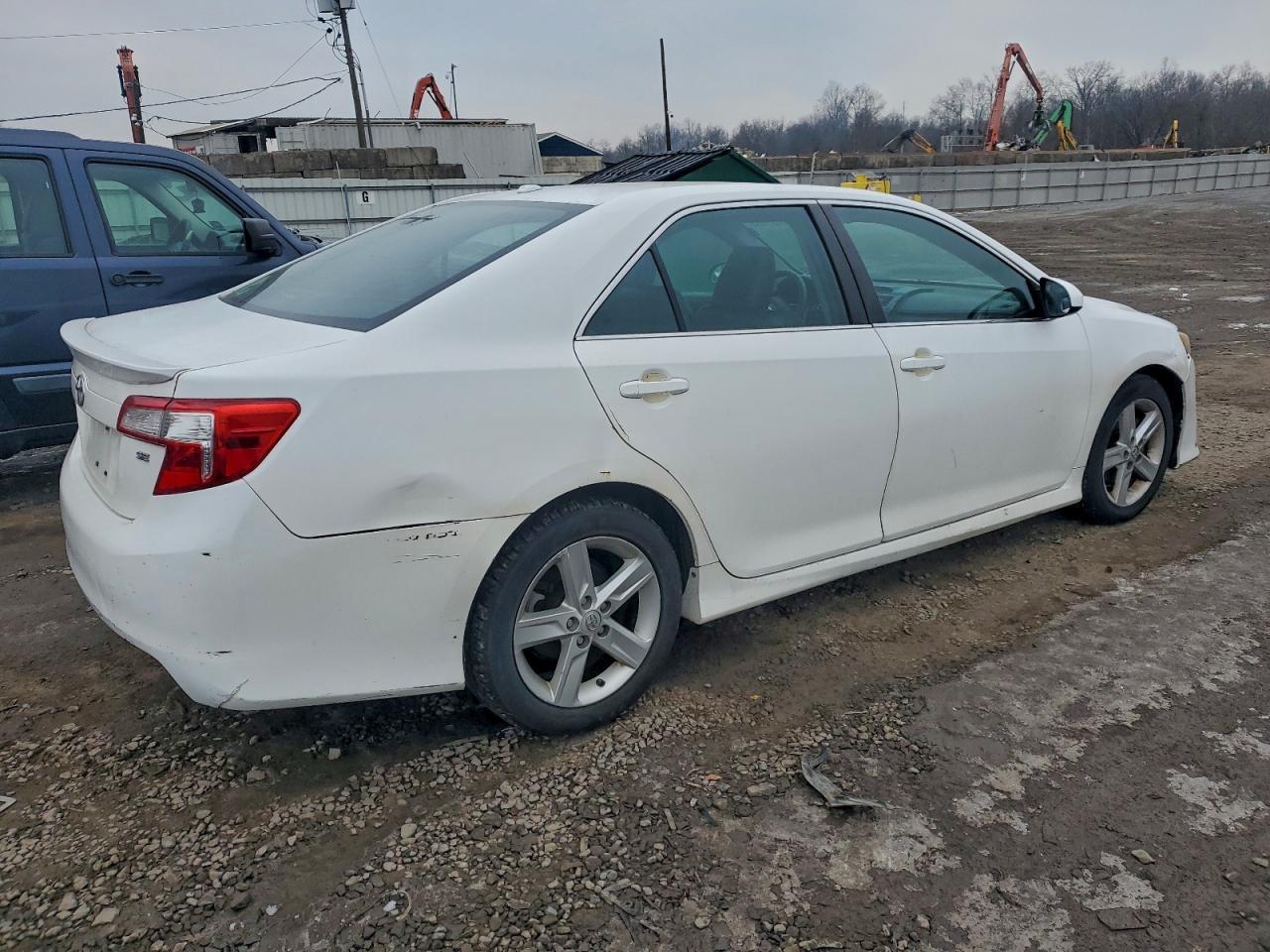 2013 TOYOTA CAMRY L photo 3