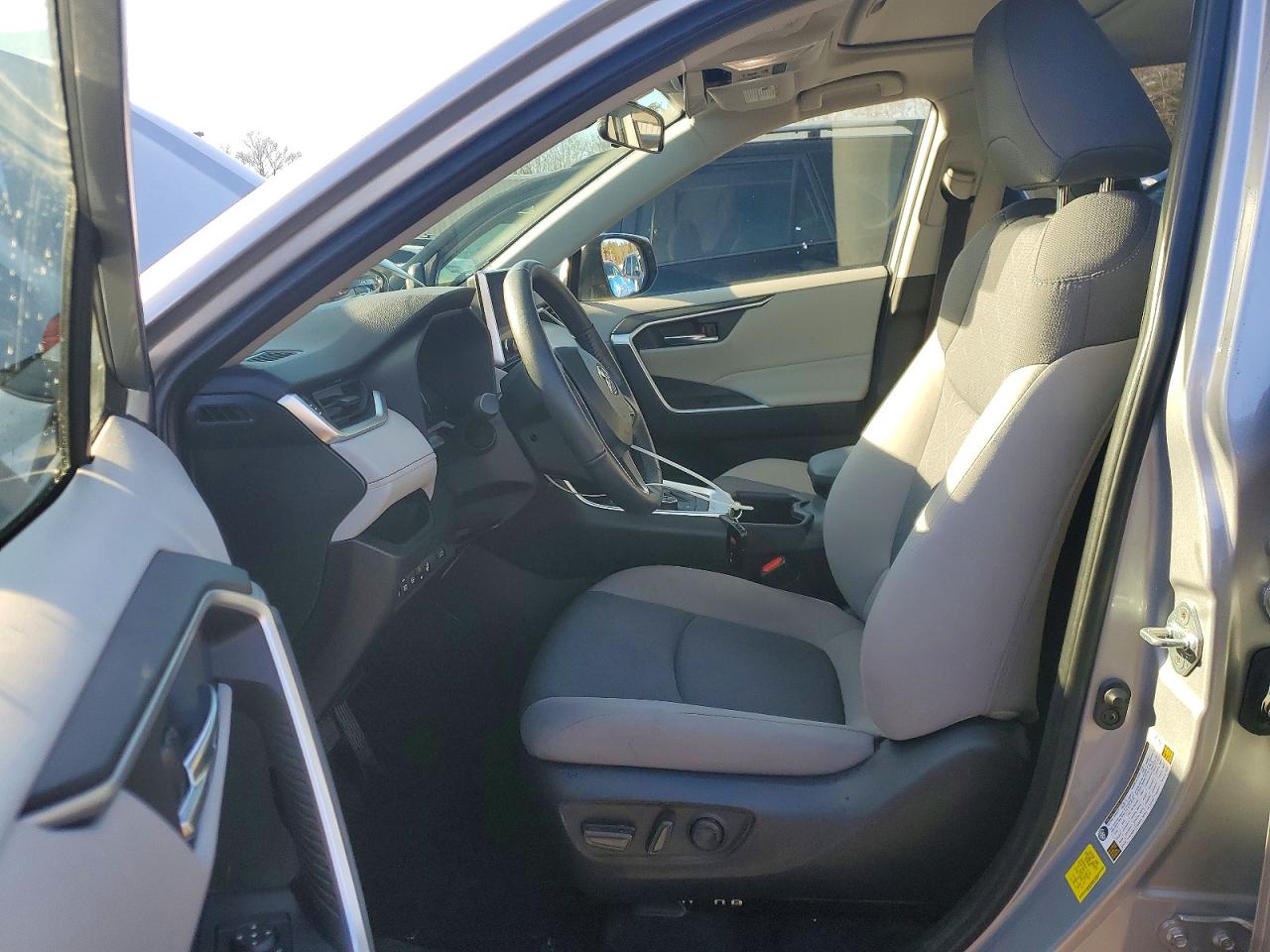 2024 TOYOTA RAV4 XLE photo 7
