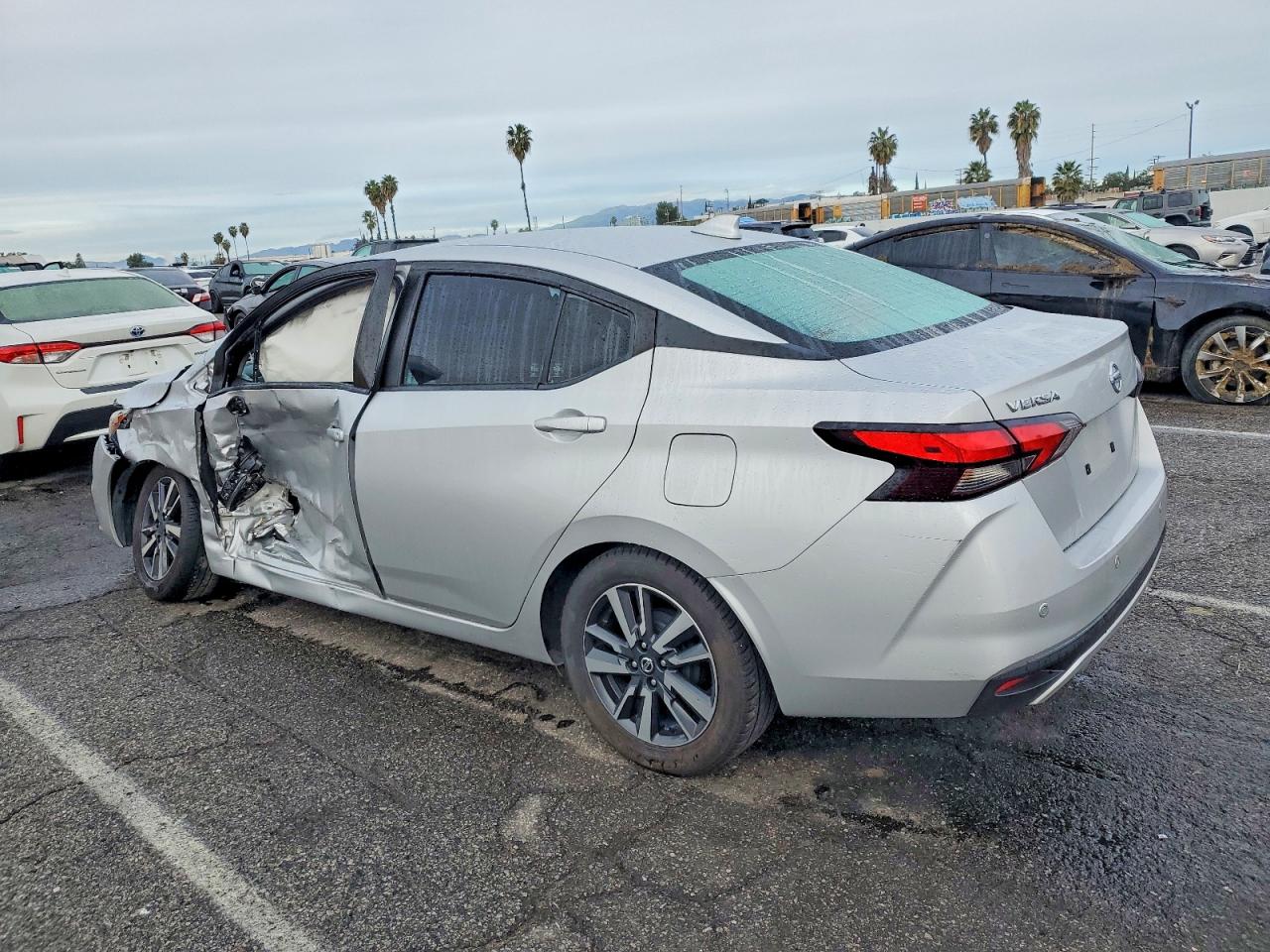 2021 NISSAN VERSA SV photo 2