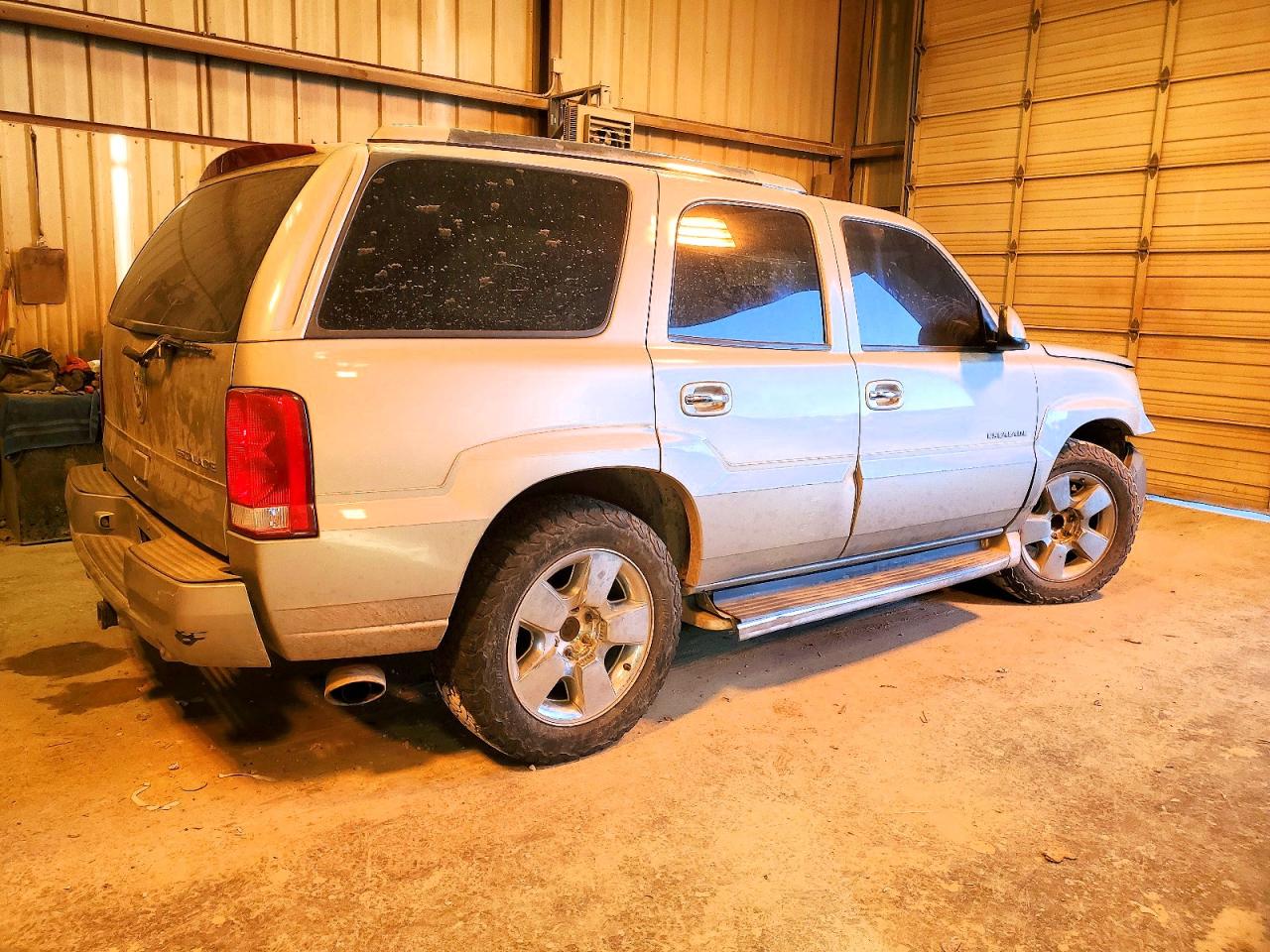 2004 CADILLAC ESCALADE LUXURY photo 3