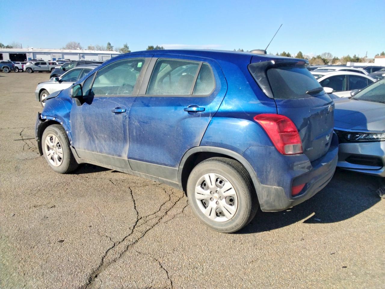 2017 CHEVROLET TRAX LS photo 2