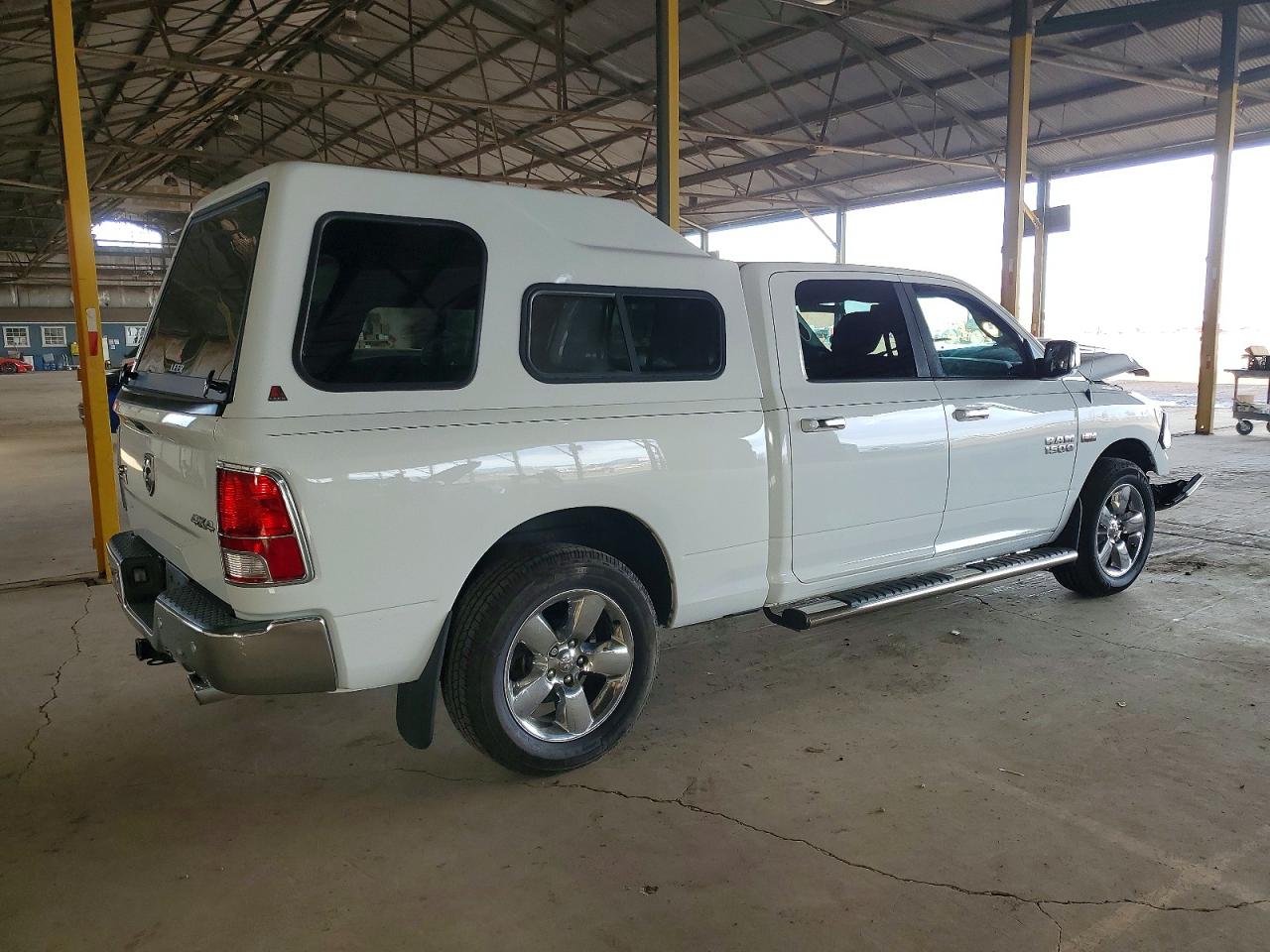 2015 RAM 1500 SLT photo 3