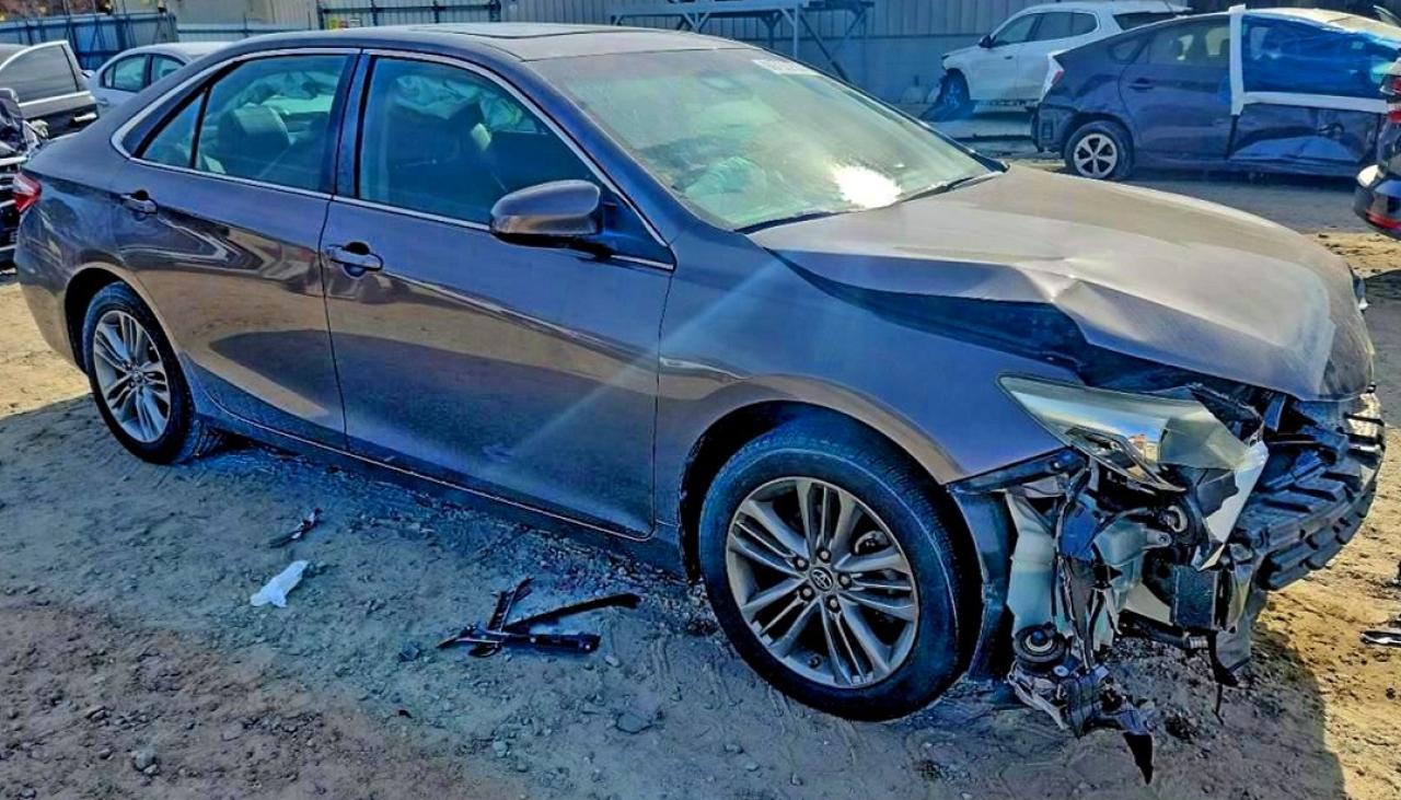 2015 TOYOTA CAMRY LE photo 4