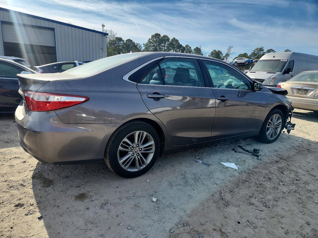 2015 TOYOTA CAMRY LE photo 3